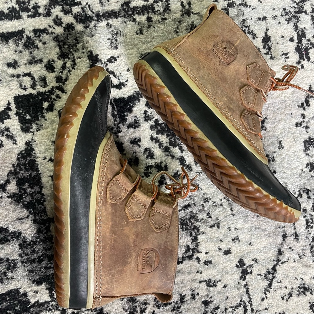 Sorel Tan and Black Winter Boots - Picture 2 of 6